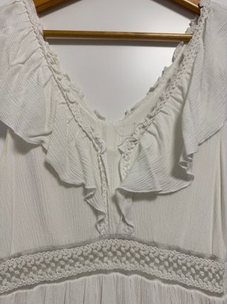 Vestido blanco elegante con volantes