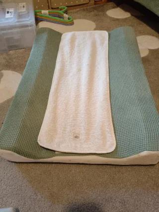 Colchoneta cambiador bebé verde