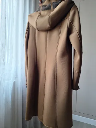 Abrigo corto con capucha marrón