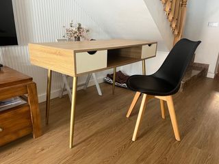 Mesa y silla de escritorio (precio no negociable)
