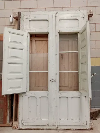 Ventanas antiguas de madera maciza