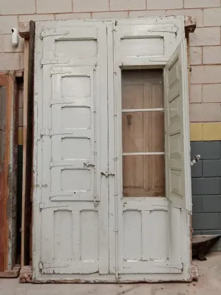 Ventanas antiguas de madera maciza