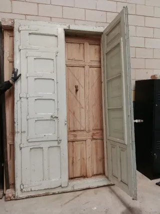 Ventanas antiguas de madera maciza