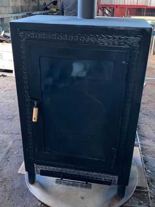 Estufa de leña artesanal con puerta de cristal