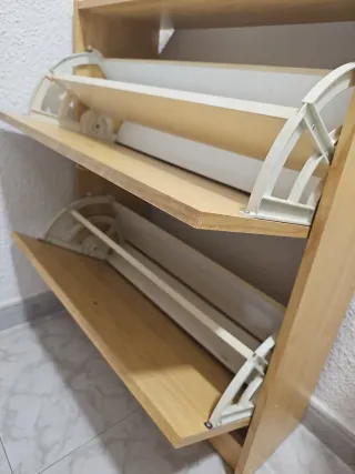 Zapatero de madera beige