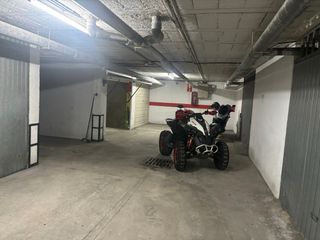 Garaje cerrado con puerta nueva doble cerradura.