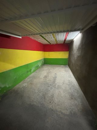 Garaje cerrado con puerta nueva doble cerradura.