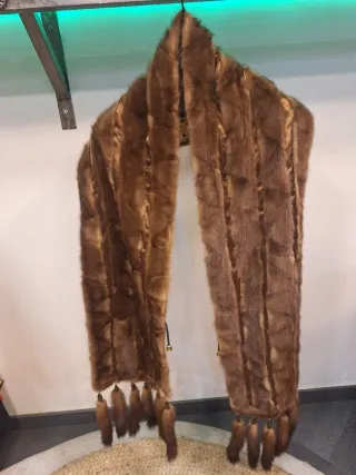 Stola in pelliccia marrone con nappe