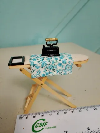 Casa de muñecas plancha y tabla