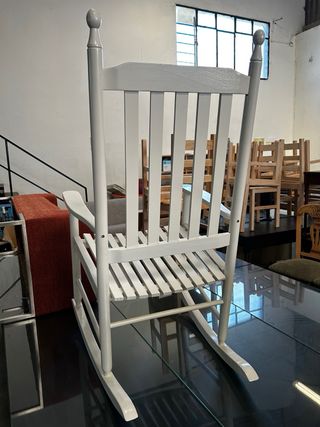 Mecedora de madera blanca