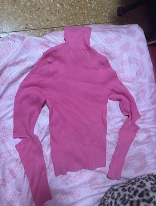 Jersey rosa cuello alto con codos abiertos