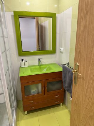Mueble de baño madera y lavabo verde