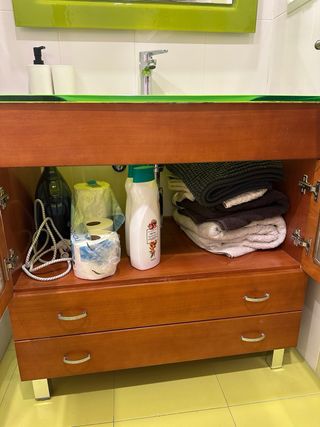 Mueble de baño madera y lavabo verde