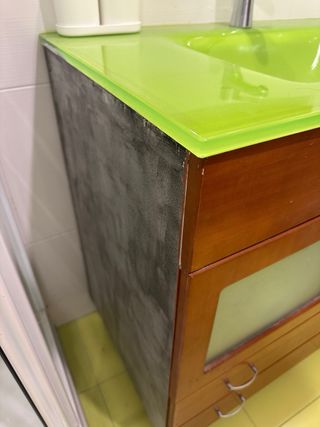 Mueble de baño madera y lavabo verde