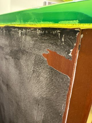 Mueble de baño madera y lavabo verde