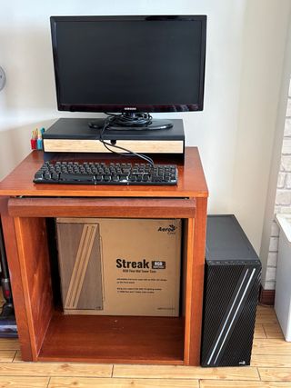 Torre Aerocool Negra + Teclado + Monitor de 21’
