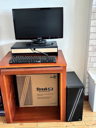 Torre Aerocool Negra + Teclado + Monitor de 21’