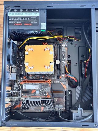 Torre Aerocool Negra + Teclado + Monitor de 21’