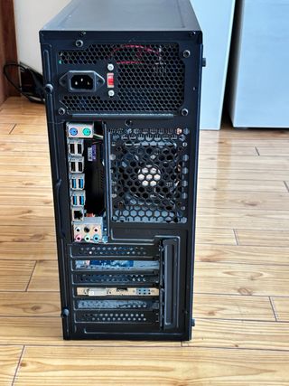 Torre Aerocool Negra + Teclado + Monitor de 21’