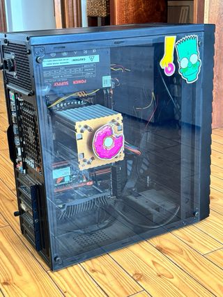 Torre Aerocool Negra + Teclado + Monitor de 21’