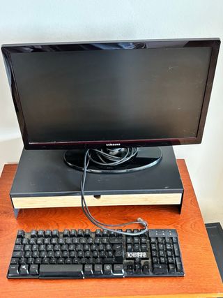 Torre Aerocool Negra + Teclado + Monitor de 21’