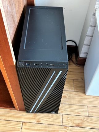 Torre Aerocool Negra + Teclado + Monitor de 21’