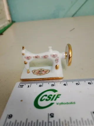 Miniatura Máquina Coser Porcelana Dorada