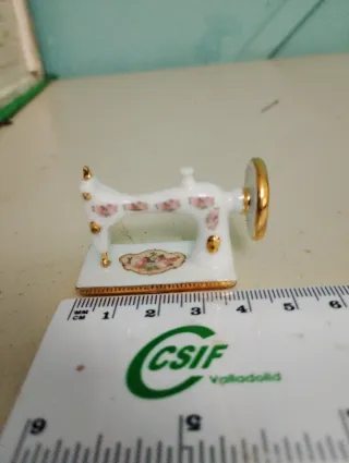 Miniatura Máquina Coser Porcelana Dorada