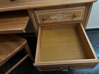 Escritorio madera + silla + estantería