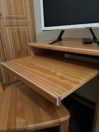 Escritorio madera + silla + estantería