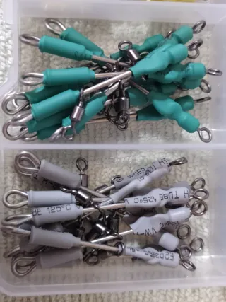 Caja 80 Mini Urfes y 20 Grapas para surfcasting