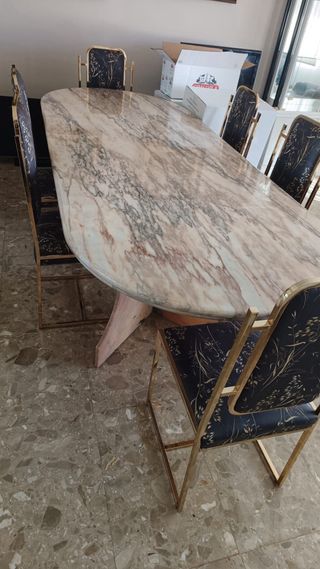 Mesa de mármol ovalada con las sillas incluidas