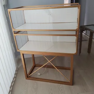Mueble expositor escaparate dorado y cristal