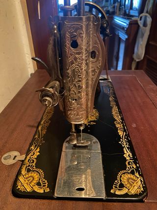 Máquina de coser Singer antigua decorada