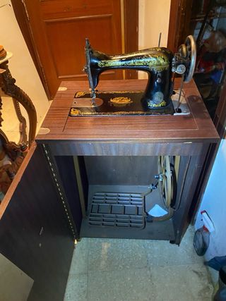 Máquina de coser Singer antigua decorada