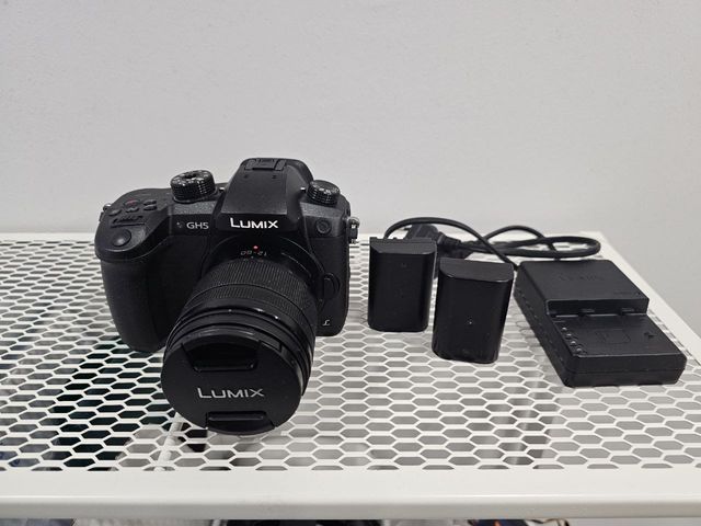 Panasonic GH5 + Objetivo 12-60 + 2 Baterías