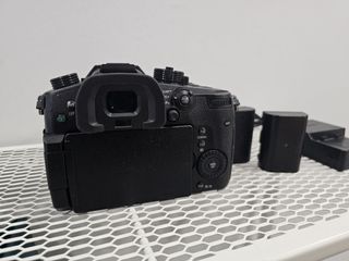 Panasonic GH5 + Objetivo 12-60 + 2 Baterías