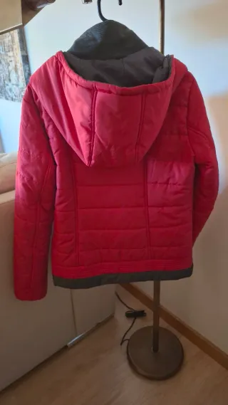 Anorak corto rojo y gris