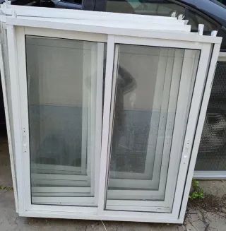 Ventana corredera blanca