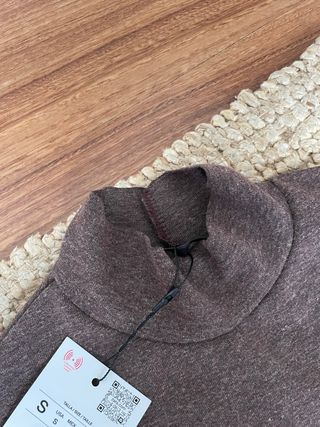 Vestido marrón con volantes blancos