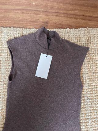 Vestido marrón con volantes blancos