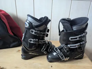 Botas de esquí y bolsa. Talla 44.