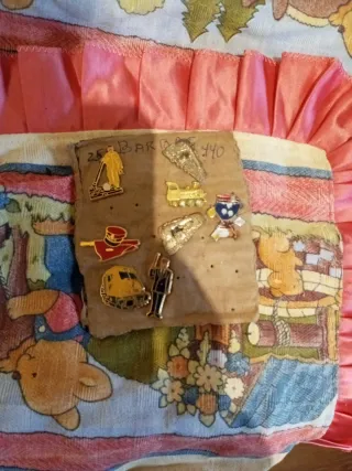 Lote de pines de trenes y figuras.