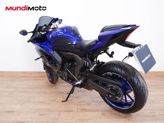 YAMAHA R7