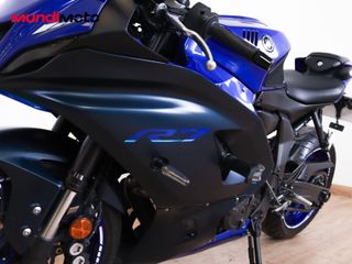 YAMAHA R7