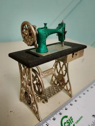 Máquina de coser miniatura