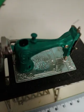 Máquina de coser miniatura