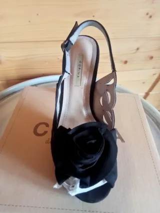 Sandalias de tacón con flor