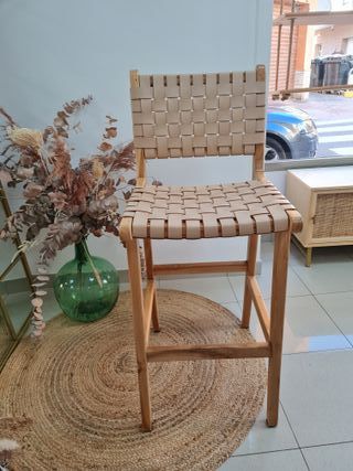 Mesa alta y 1 taburetee de madera.