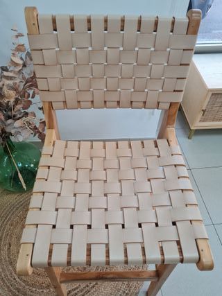 Mesa alta y 1 taburetee de madera.